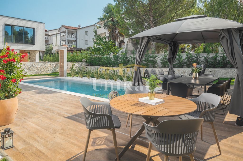 Nova moderna vila samo 400 metrov od morja